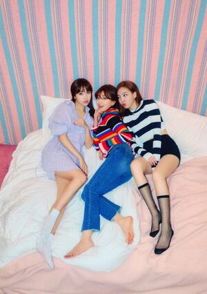 Photo : Mina , jihyo and nayeon