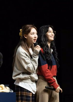 Photo : Nayeon and her happy little Momo!