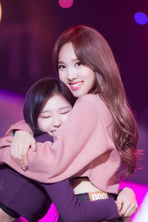 Photo : Sana and Nayeon