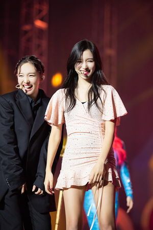 Photo : Nayeon & Mina