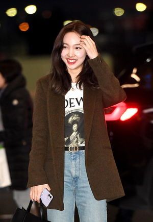 Photo : Nayeon at the airport