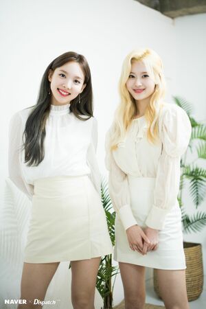 Photo : Nayeon and sana