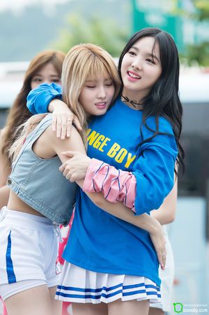 Photo : Nayeon & her soft Momo!