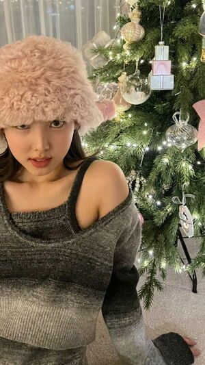 Photo : TWICEtagram story update - Nayeon next to the Christmas tree