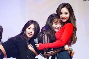 Photo : Tzuyu, Sana & Nayeon