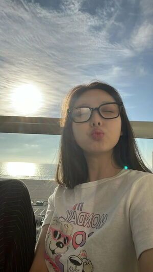 Photo : 220215 Nayeon IG Story Update