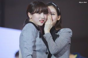 Photo : Mina and Nayeon