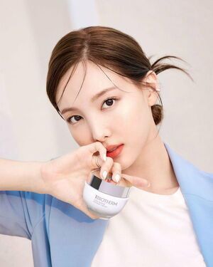 Photo : Biotherm.kr Instagram Update - Nayeon for Biotherm