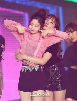 Photo : Dahyun and Nayeon