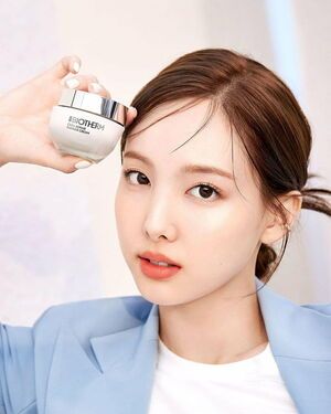 Photo : Biotherm.kr Instagram Update - Nayeon for Biotherm