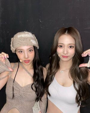 Photo : Nayeon & Tzuyu