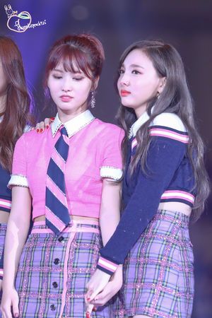 Photo : Momo & Nayeon