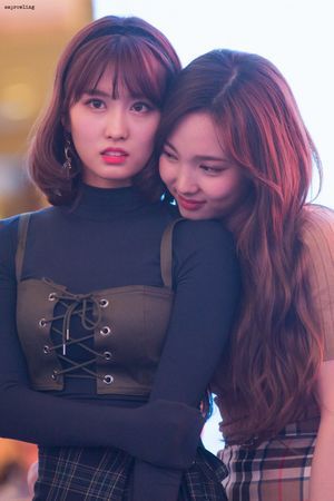 Photo : Momo & Nayeon