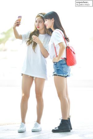 Photo : Nayeon & Momo