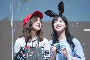 Photo : Hopeful Nayeon & Mina!