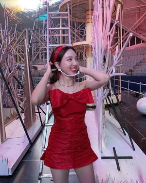 Photo : Stunning Nayeon in red