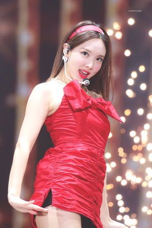 Photo : Nayeon in red