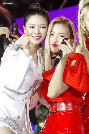 Photo : Jeongyeon & Ryujin