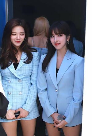 Photo : Pretty Jeongyeon & Mina