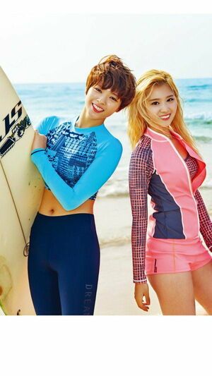 Photo : Jeongyeon & Sana