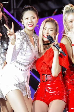 Photo : Jeongyeon & ITZY's Ryujin