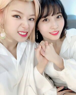 Photo : Jeongyeon & Momo