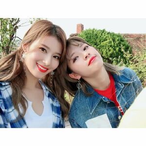 Photo : Sana & Jeongyeon