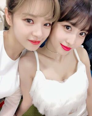 Photo : Jeongyeon & Momo