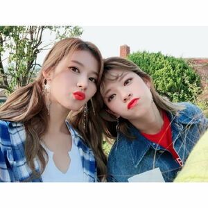 Photo : Sana & Jeongyeon