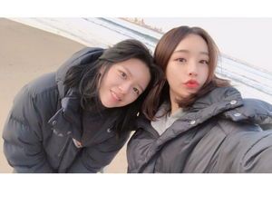 Photo : Jeongyeon with a friend