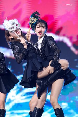 Photo : Nayeon and Jeongyeon at GDA 2020