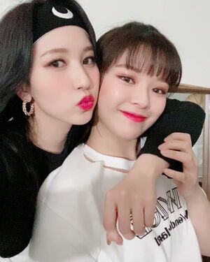 Photo : Jeongyeon and Mina