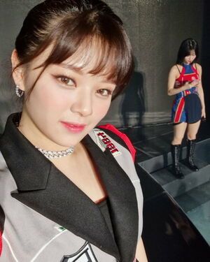 Photo : Twicetagram Update - Jeongyeon selca with Momo in the back