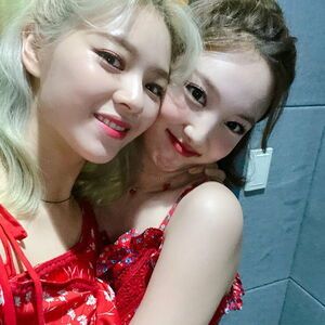 Photo : Jeongyeon and nayeon