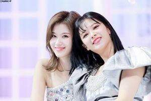 Photo : Sana and Jeongyeon