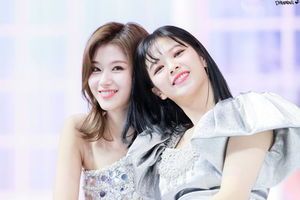 Photo : Sana & Jeongyeon