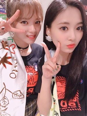 Photo : Jeongyeon & Tzuyu