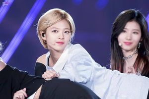 Photo : Jeongyeon ft. Sana