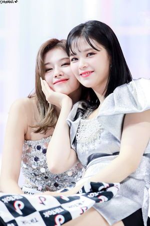 Photo : Sana & Jeongyeon