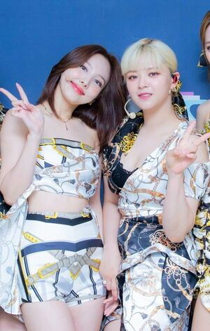 Photo : TWICE - JEONGYEON ft. NAYEON