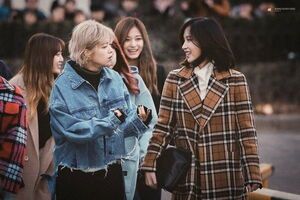 Photo : Jeongyeon & Mina (feat. Tzuyu, Jihyo & Dahyun)