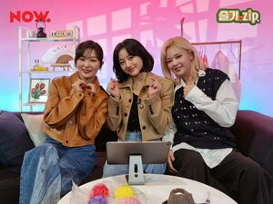 Photo : Seulgi.Zip Twitter Update - Jeongyeon and Jihyo photo with Seulgi on her show