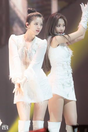Photo : Jeongyeon and Tzuyu