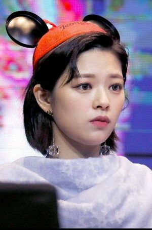 Photo : Jeongyeon is concerned we haven't loved ourselves enough this week. Let's do it, for Jeongyeon!