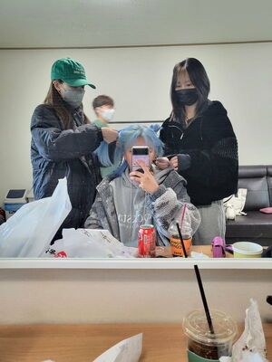 Photo : Jeongyeon dyes her hair with the iconic blue color
