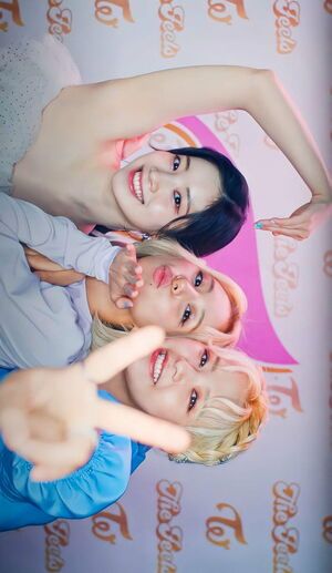 Photo : Jeongyeon dahyun and chaeyoung