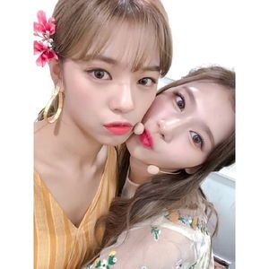 Photo : Jeongyeon & Sana