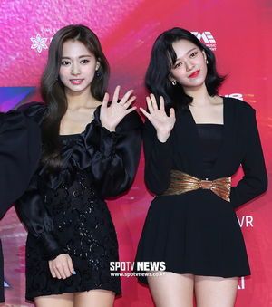 Photo : Tzuyu and Jeongyeon