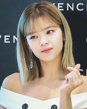 Photo : Jeongyeon finger heart