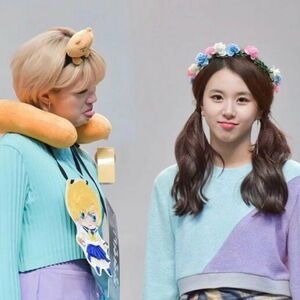 Photo : Jeongyeon blep & Chaeyoung